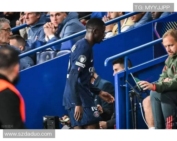 实拍足球明星日常走路瞬间展现真实生活状态与独特魅力