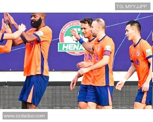 热衷于媒体曝光与话题制造的足球明星们的光鲜背后