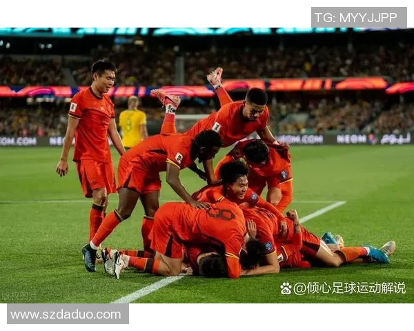 足球明星们的魅力瞬间与激情氛围感照片展现球场的热血与梦想